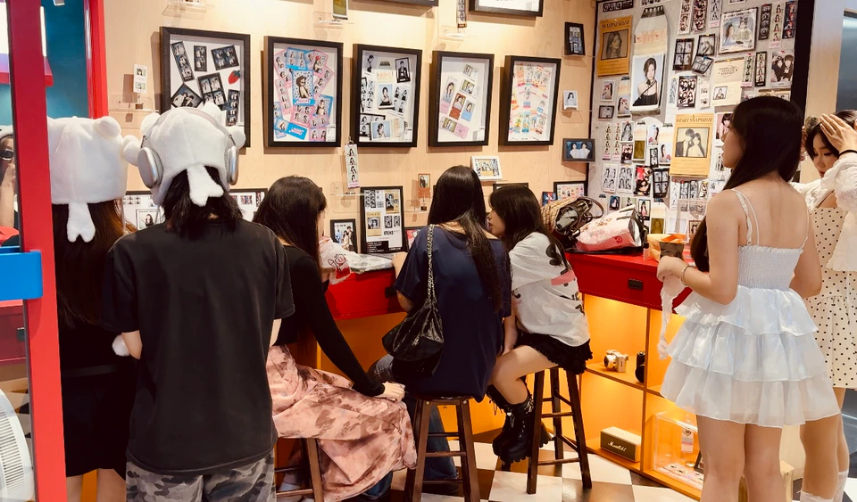 顾客在门店挑选并制作照片周边