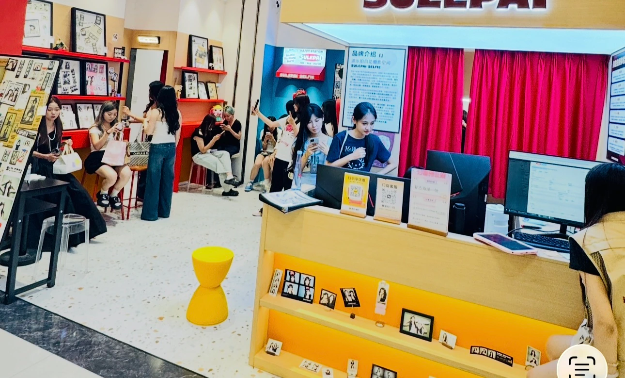 顾客较多时的自拍门店真实营业场景